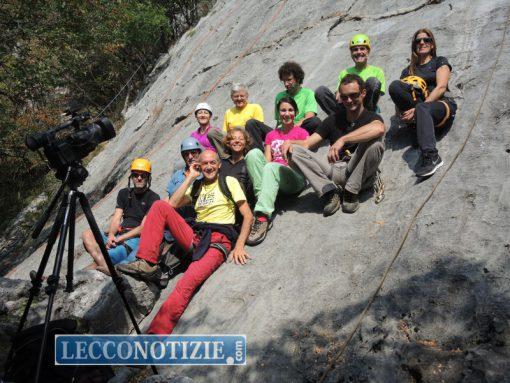 Il gruppo in posa in occasione della lezione pratica Chiusa la giornata in aula, cena e pernottamento nel meraviglioso rifugio Ratti Cassin e mercoledì mattina lezione pratica per tutti allo Zucco