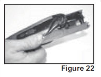 Figura 21 2. Ora, spostare verso destra la chiave di apertura e tenerla in posizione con una mano senza sforzare (fig. 22) Figura 22 3.
