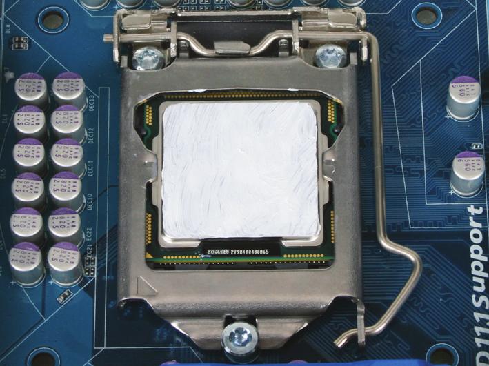 -3-2 Installazione del dissipatore di calore CPU Attenersi alle fasi che seguono per installare correttamente il dissipatore di calore CPU