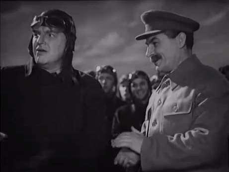 In una sequenza centrale del film di Kalatozov Valery Čkalov (1941), dedicato a un famoso aviatore, l attore che interpreta Stalin, mentre il leader va a congratularsi con l aviatore, recita