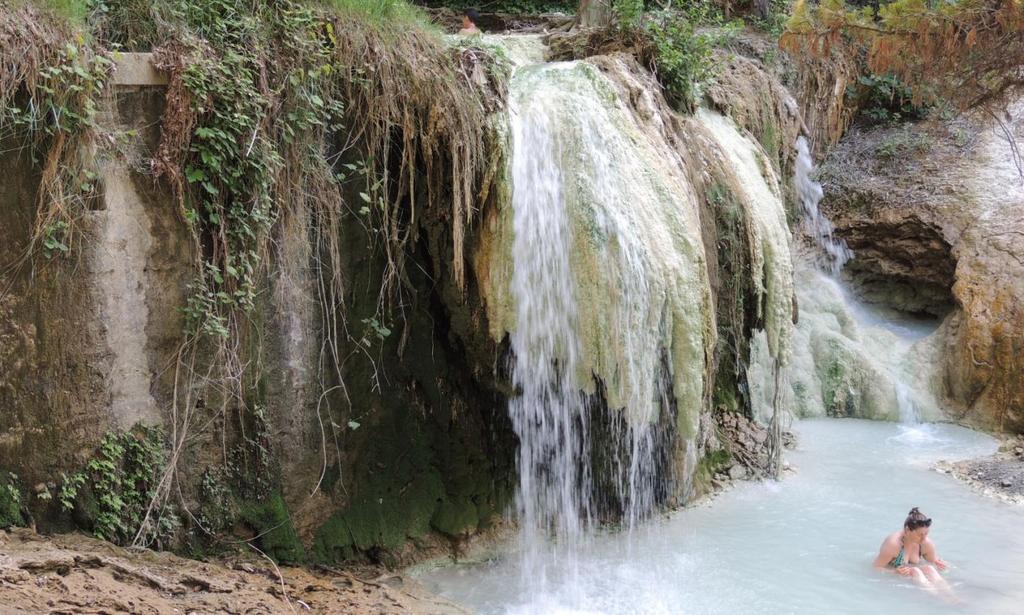 TERME - Il cuore della Val d'orcia custodisce a 524 metri di altezza s.l.m uno dei gioielli termali più belli: i Bagni San Filippo.