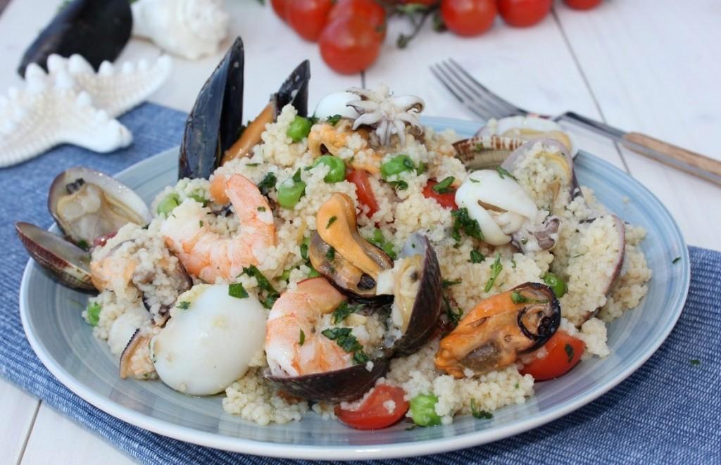 Cous cous ai frutti di mare Il cous cous ai frutti di mare è un primo piatto di origine nord-africana, ormai diffuso anche in Italia; è una semola di grano duro formata da piccoli granelli.