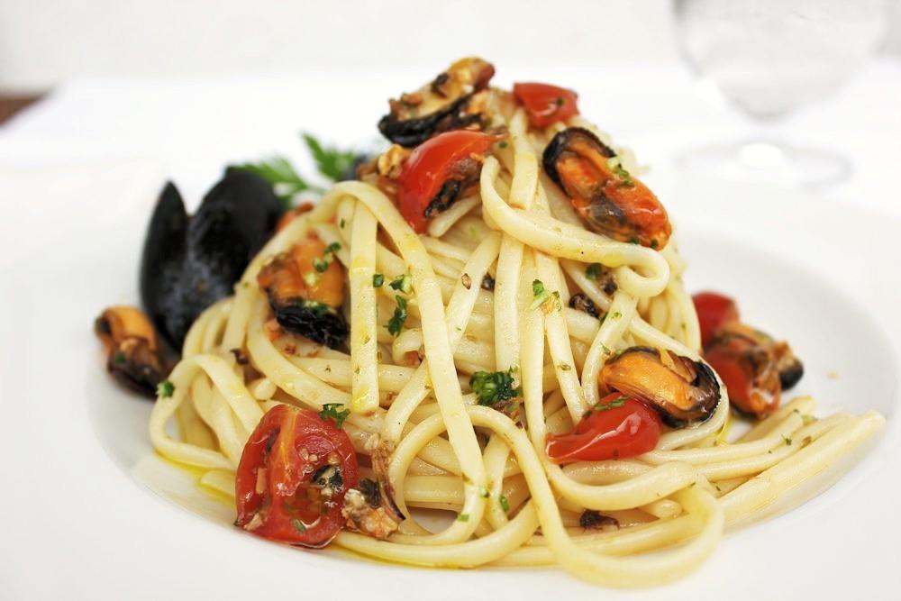 Linguine cozze e pomodorini Le linguine con cozze è un primo tipico mediterraneo con tutto il sapore di mare. E una delle prelibatezze italiane che rende la nostra cucina molto apprezzata nel mondo.