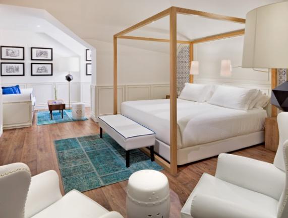 Camere Deluxe: spaziose stanze di circa 38 m 2, ideali per le famiglie che cercano camere di grandi dimensioni. Possono comodamente ospitare fino a due adulti e due bambini.
