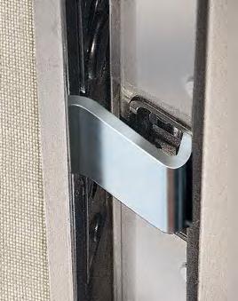 Il movimento della serratura è ad ingranaggi, quindi fluido e silenzioso, con 13 chiavistelli mobili. In versione termo acustica (KTA) è ideale per l installazione verso l esterno.