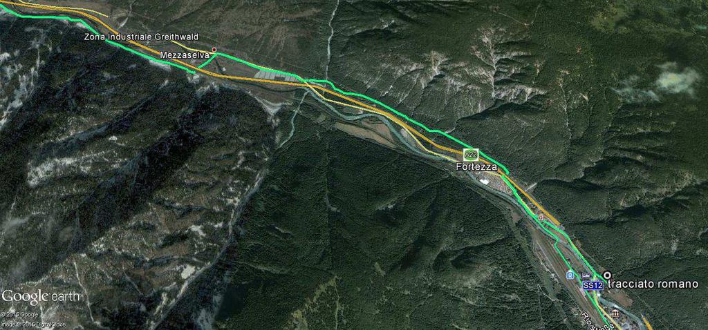 Giriamo a destra, 800m sulla pista ciclabile lungo la statale, e troviamo un ponte passerella che ci porta a sinistra dentro il bosco: il tracciato è irregolare, sterrato, ma agevole.