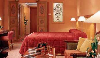 Splendido intreccio di architettura contemporanea e di riferimenti alla classica tradizione marocchina, offre camere e suite arredate con particolare gusto.
