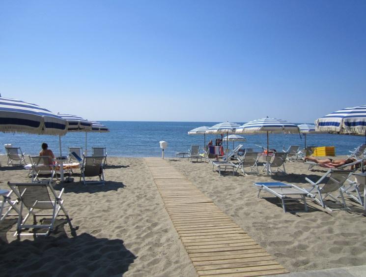 SPIAGGIA La spiaggia è in concessione, raggiungibile in piano dall ingresso principale e tramite rampa dall ingresso ristorante (vedi scheda ristorante).