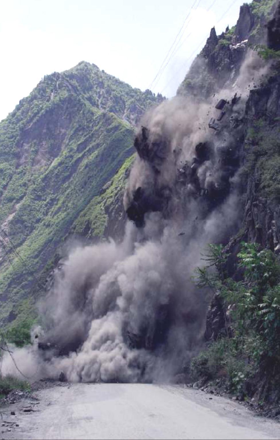 Caratteristiche del fenomeno sismo-indotto: Il dissesto si innesca quando l accelerazione impressa al pendio supera un valore soglia (a c ), che induce il movimento.