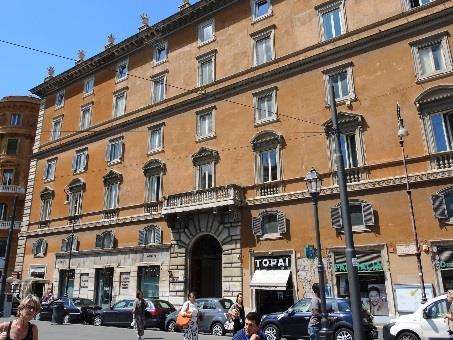 ROMA largo Arenula, 34 piano 3 L unità in dismissione è compresa in un immobile a carattere storico, sito nel centro storico della città in posizione intermedia