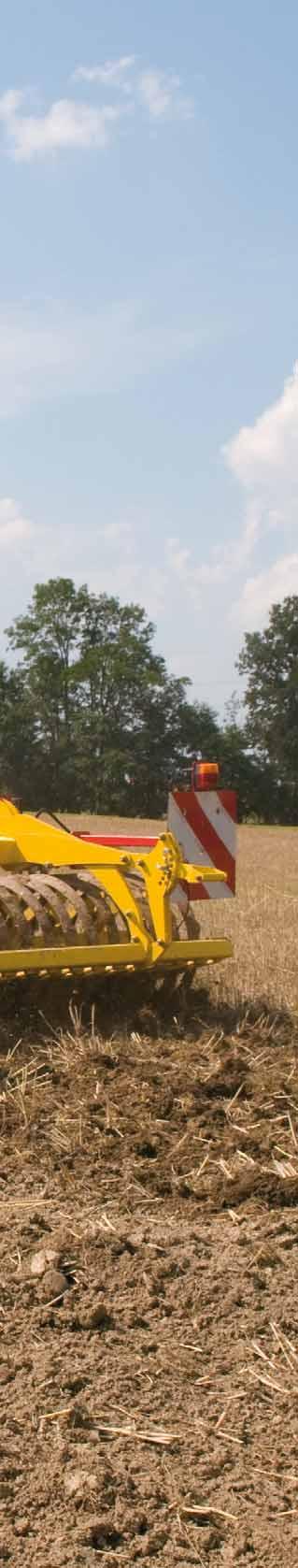 Far respirare il terreno Coltivatori SYNKRO con larghezze di lavoro da 2,5 a 6 m I coltivatori SYNKRO di PÖTTINGER sono stati ideati per l'abbattimento delle stoppie e sono adatti sia per lavorazione