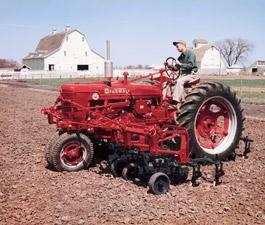 INTERNATIONAL HARVESTER FARMALL REGULAR FARMALL significa trattore agricolo di tipo universale, cioè adatto ad ogni lavorazione.