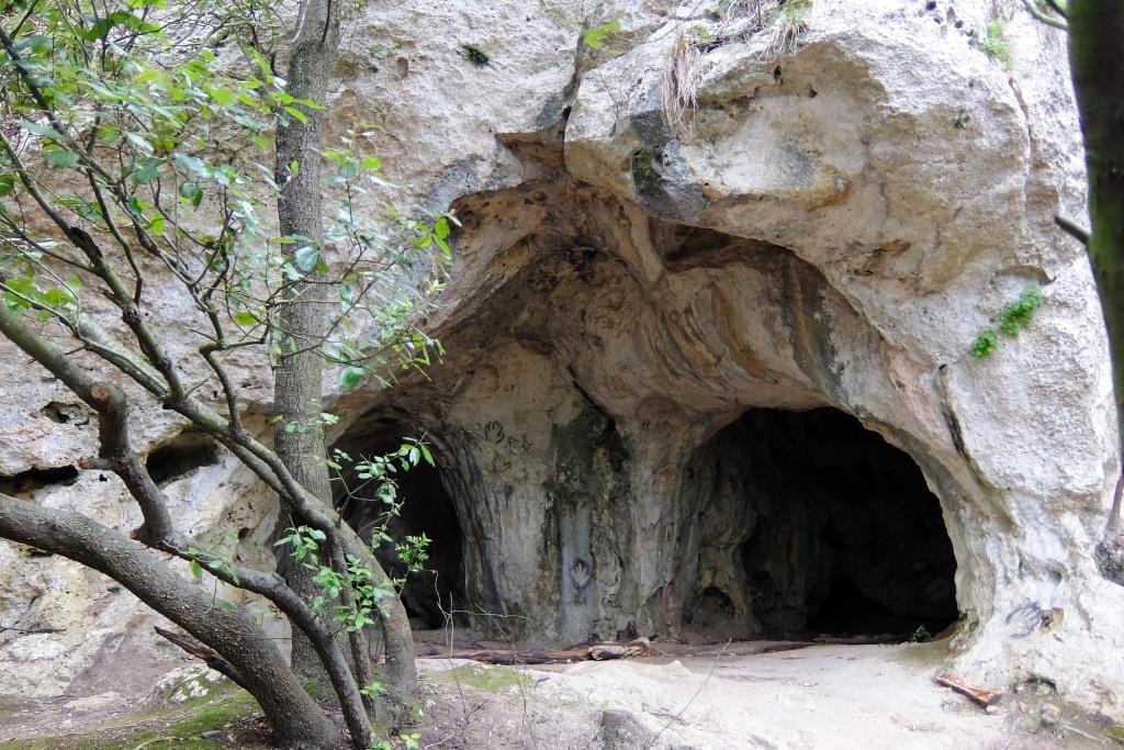 In 15 si incrocia il Grottino del Bric della Croce con due ingressi (il secondo dalla parete verticale con