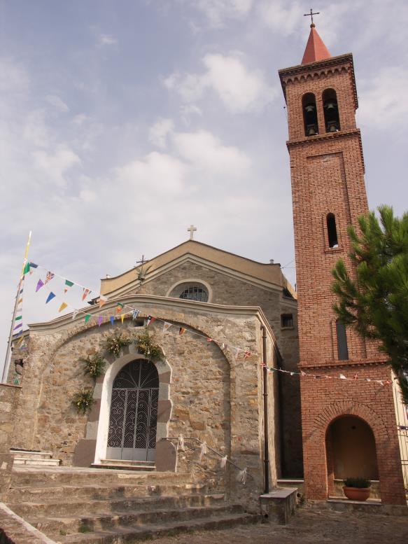 La discesa verso Alassio Seguendo il segnavia due trattini rossi, scendiamo molto rapidamente verso mare, attraversando una stradina asfaltata (strada loc.