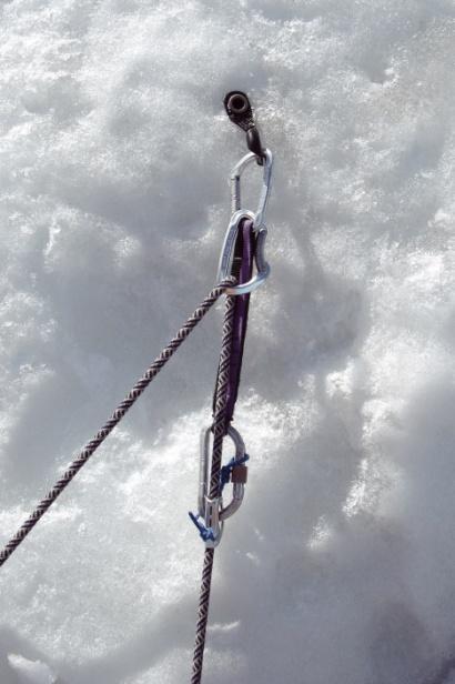 Utile, nelle protezioni, un bloccante meccanico (TIBLOC o ROPEMAN): trattiene l eventuale scivolata del secondo di cordata senza coinvolgere il primo.