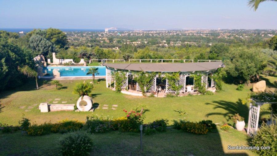 Villa Raphael Sul Litorale di Quartu S. Elena, con una magnifica vista sul mare, vi proponiamo una lussuosa villa bifamiliare con parco verde e piscina.