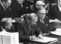 1973 - L allargamento 1973 - L allargamento L Unione Europea passa da 6 a 9 stati membri, in seguito all ingresso nel 1973 della Gran Bretagna, della Danimarca e dell Irlanda