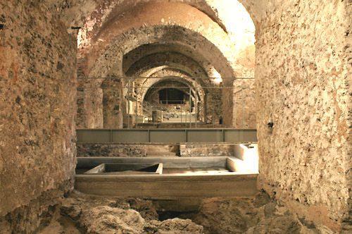 Sotto il suolo lavico di Catania si estende ancora oggi la città cinquecentesca, con le sue strade, le chiese, le terme, i palazzi e persino le targhe stradali, che la lava nel 1693 seppellì,