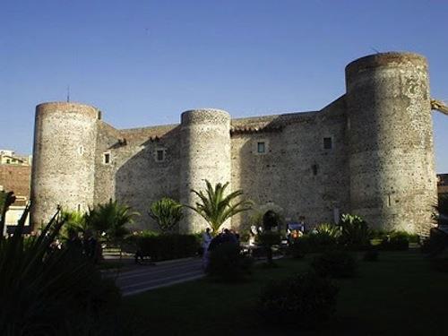 Il Castello Ursino di Catania fu fondato da Federico II di Svevia nel XIII secolo.