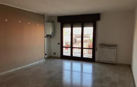 cucina abitabile, due camere da letto, bagno, ripostiglio, terrazza, cantina e garage doppio. Impianto elettrico, bagno e caldaia nuovi.