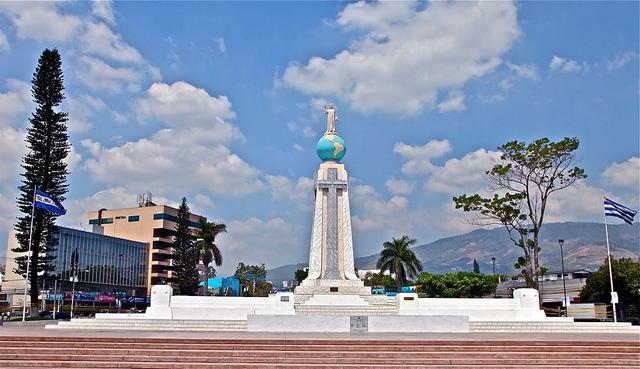 CAPITALE: San Salvador ( Palazzi e monumenti ) Monumento al Divino