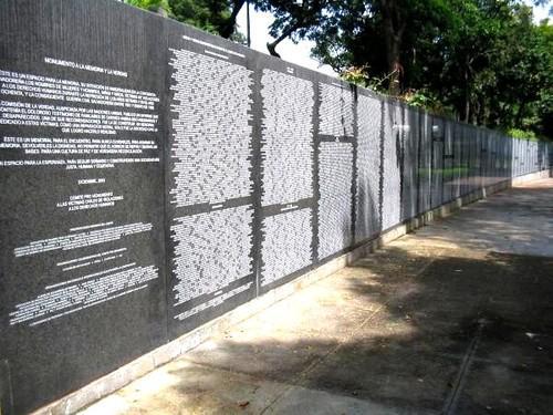 CAPITALE: San Salvador ( Monumento a la memoria y a la verdad ) Tributo alle vittime civili