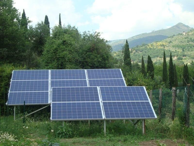 Periodo incarico: Dicenbre 2009 Il progetto prevede la realizzazione di un impianto fotovoltaico della potenza totale di 2,99 KWp non integrato da