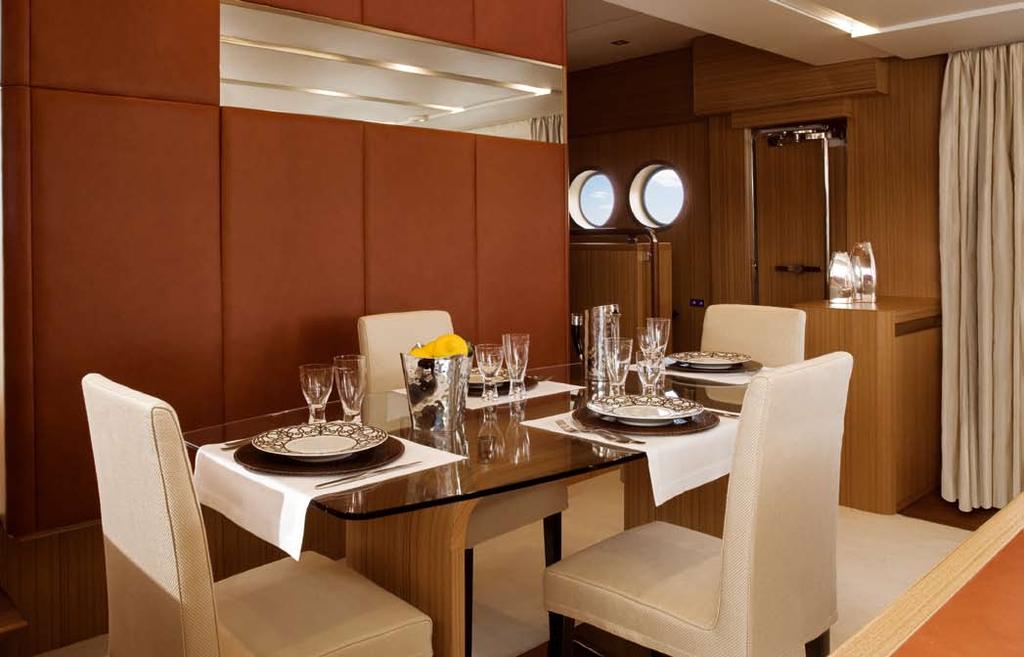 85 FLY / MAINDECK / // AICON YACHTS LA SINTESI PERFETTA TRA DESIGN E COMFORT / Un basso armadietto, che contiene uno schermo a cristalli liquidi, separa la zona dinette, mantenendo