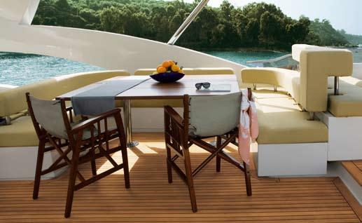 85 FLY / FLYBRIDGE / // AICON YACHTS LIBERTA EN PLEIN AIR / Il viaggio a bordo del flybridge è sempre qualcosa di speciale: al sole, il soft top si apre con rapidità ed eleganza premendo un solo