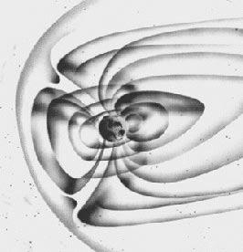 Quando queste particelle arrivano in prossimità della nostra Terra, il campo magnetico terrestre funge da vero e proprio scudo e le devia (ricordate il discorso delle calamite?