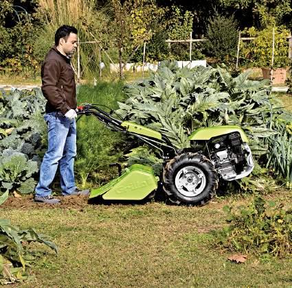 Il Motocoltivatore Grillo è utile in tutte le stagioni! In primavera, con frese ed assolcatori, si fresa finemente il terreno e lo si prepara alla semina.