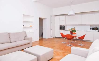 L appartamento, posto al piano rialzato, è così composto: ingresso, ampio soggiorno con cucina a vista, corridoio dotato di