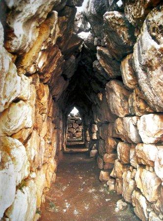 Dai cortili di ingresso una porta doppia immetteva nel cortile centrale di fronte al megaron, dove un altare serviva