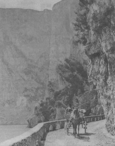 38 Storia e caratteri del territorio bergamasco Strada incisa nella roccia lungo il Sebino (vecchia fotogr.).