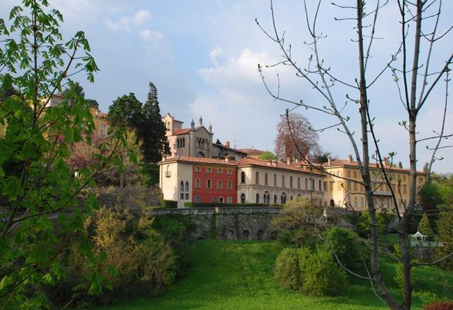 Attraversata la piazza si arriva a Colle Aperto dove si può ammirare il Colle di San Vigilio e parte delle mura e delle cannoniere che cingono città alta.