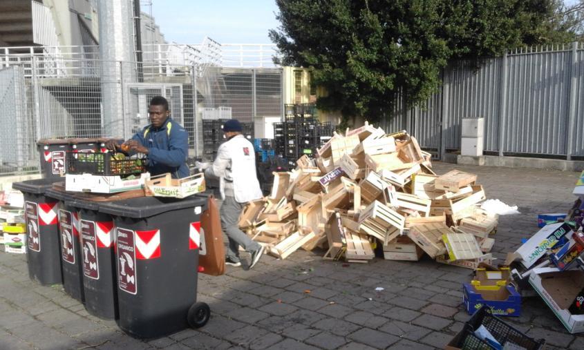 Buone pratiche di riduzione rifiuti: Tutto un altro mercato L iniziativa nasce nel dicembre 2015 al mercato di Piazza Sighinolfi a Ravenna, su proposta e collaborazione di differenti realtà: