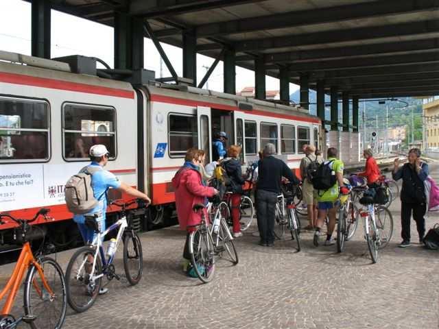 20 Pagina in cui tale trasporto possa pregiudicare il servizio ferroviario. Le biciclette, una volta a bordo, devono essere agganciate agli appositi sostegni ed accudite dal proprietario.