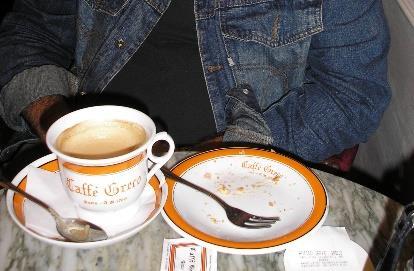 E se c'è ancora chi può scegliere di sedersi comodamente al tavolino, c'è anche chi è costretto a sorseggiarlo in piedi al bancone del bar. Colazione in piedi al bancone del bar.