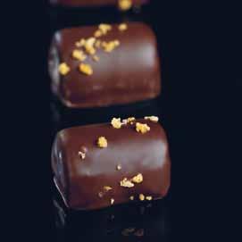 pistachio nougat, flakes of pistachio chocolate of high quality nuts and almond paste coated in dark chocolate and topped with a whole pistachio CROCCANTINO crema ganache