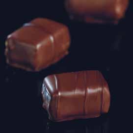 ricoperta con puro cioccolato bianco o colorato FRUTTINO PERA almond paste shaped in the farm of a pear, coated with white or coloured chocolate TORRONCINO PISTACCHIO