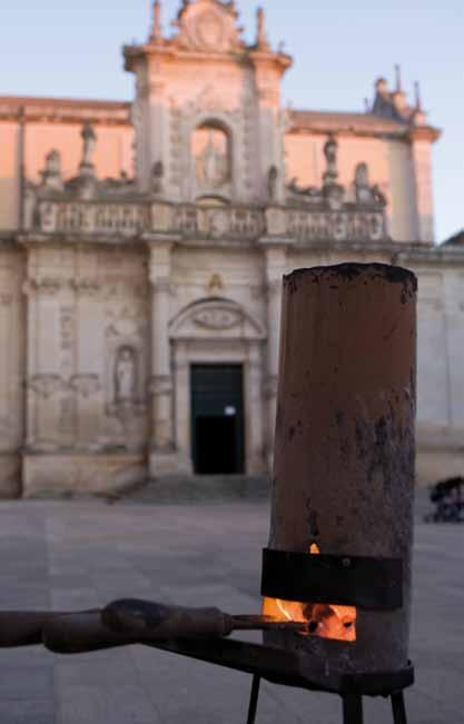 la colla di farina. Un arte povera, dunque, ma non certo un arte minore.