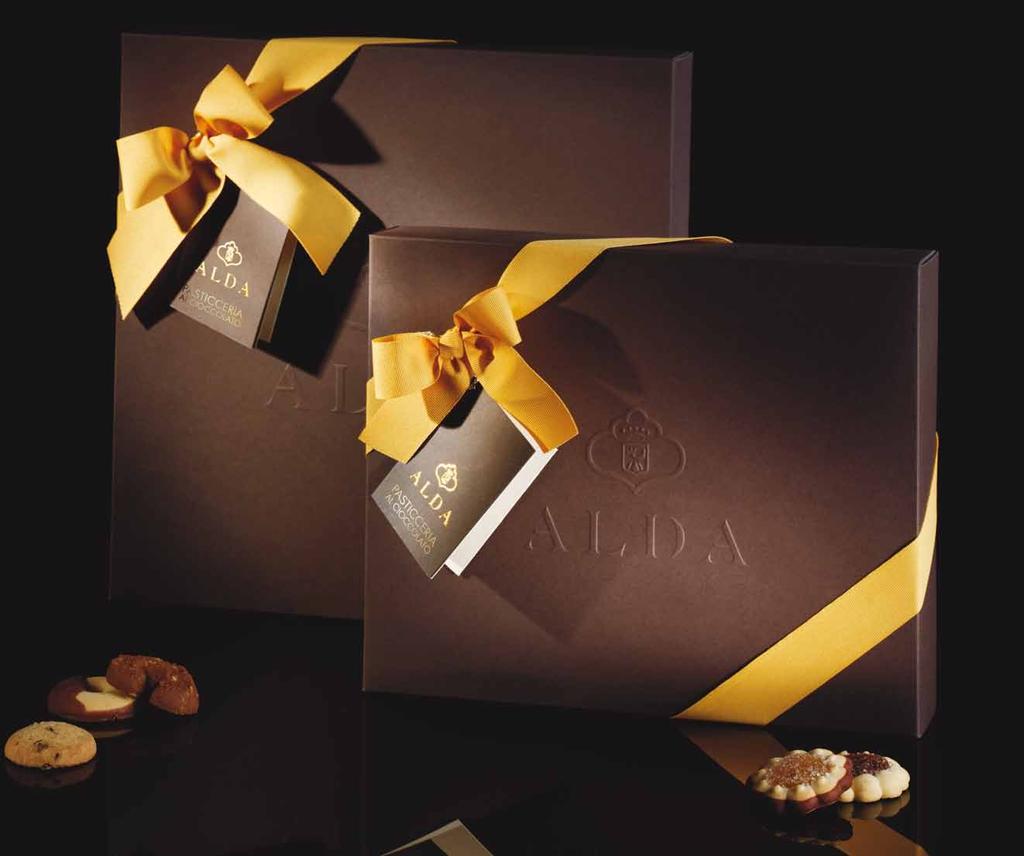 Un pregiato cartoncino con l effige del marchio ALDA, che conferisce un tocco di raffinatezza alla magica emozione di un dono fatto con