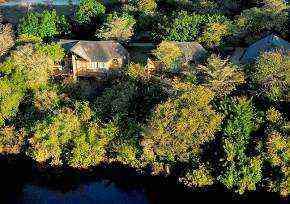 sponde del fiume Kwando, costituito da 27 bungalows con bagno privato e ampia veranda.