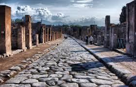 Dotato di un lungo viale che attraversa tutto il parco tra siepi ed alberelli, è l'ideale per una piacevole passeggiata che conduce fino all'approdo borbonico sul mare.