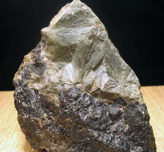 HEDENBERGITE Chimica: CaFeSi 2 O 6, silicato di calcio e ferro Classe: Silicati Sottoclasse: Inosilicati Gruppo: Pirosseni L hedenbergite è un importante costituente di rocce metamorfiche,