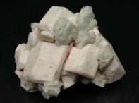 ALBITE Chimica: NaAlSi 3 O 8, silicato di sodio e alluminio. Classe mineralogica: Silicati Sottoclasse: Tectosilicati Gruppo: Feldspati Usi: industria della ceramica.