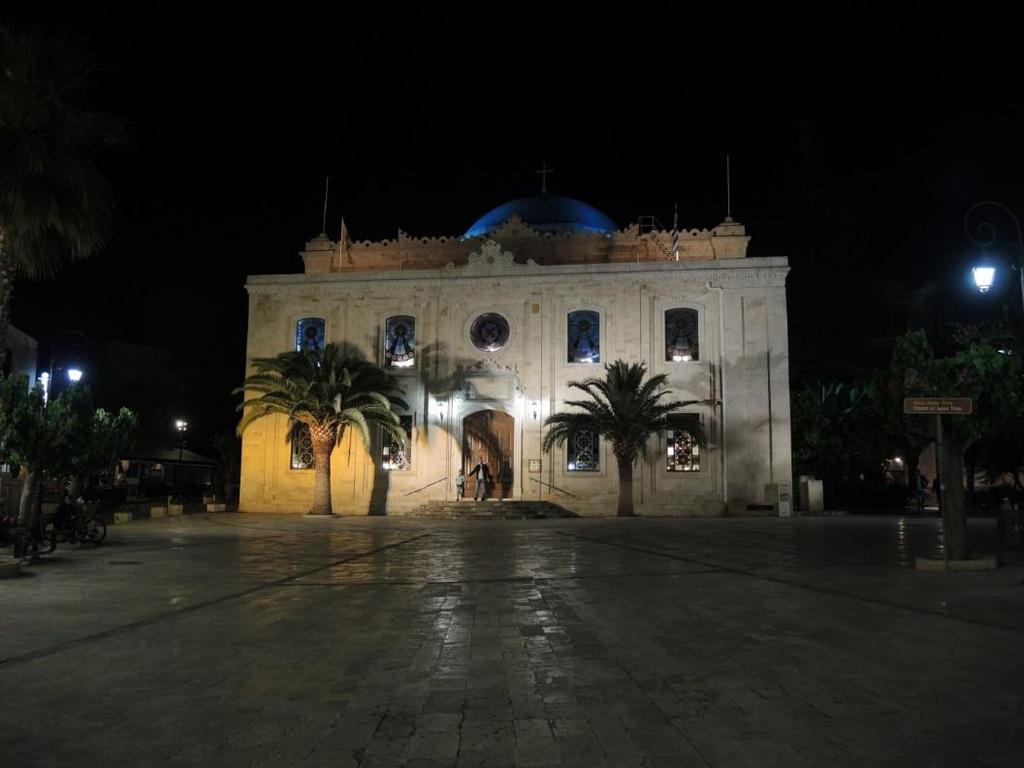 HERAKLION 170.000 abitanti. Capoluogo dell isola. Candia in epoca veneziana.