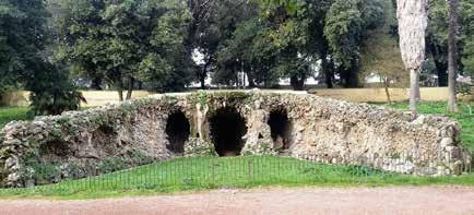 Fontana del Putto, realizzata nella seconda metà dell Ottocento dall architetto Andrea Busiri Vici riutilizzando materiali di epoche e provenienze diverse è situata al centro del Giardino del Teatro.