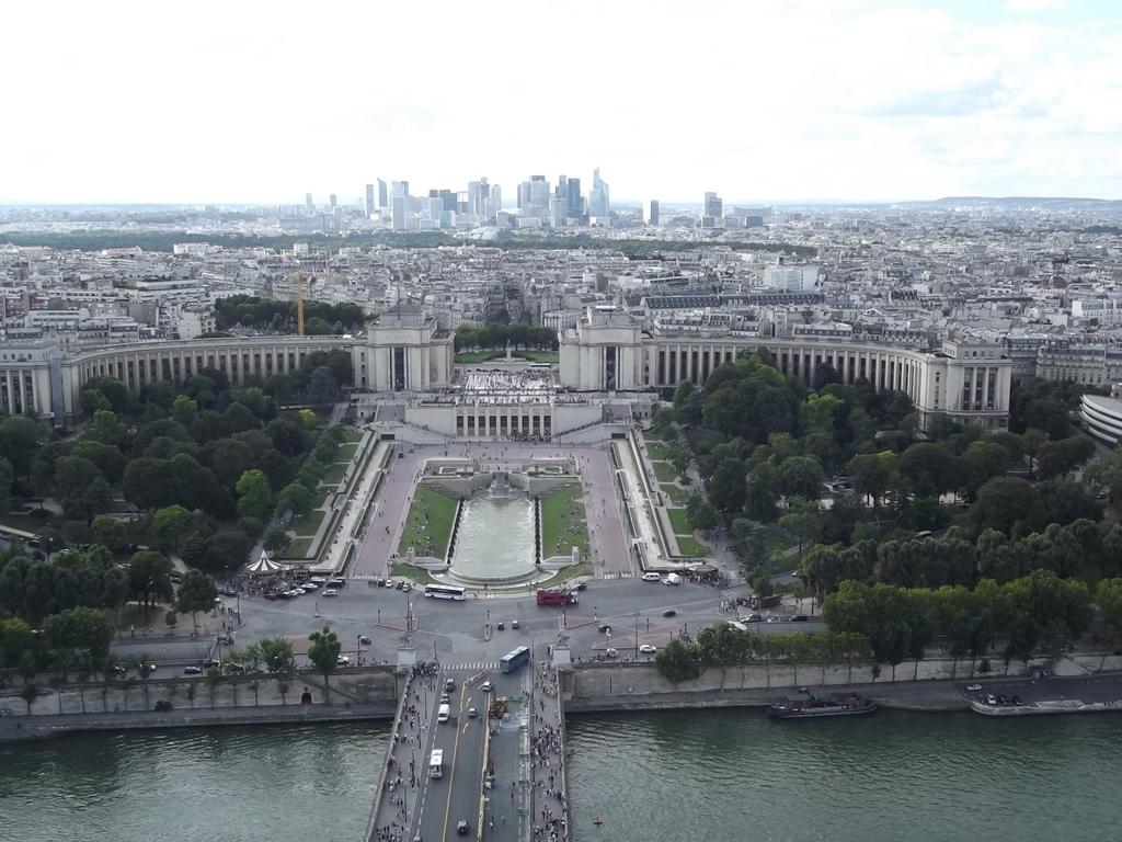 LUNEDI 12 Oggi decidiamo di visitare Versailles, ma si rivelerà una decisione davvero