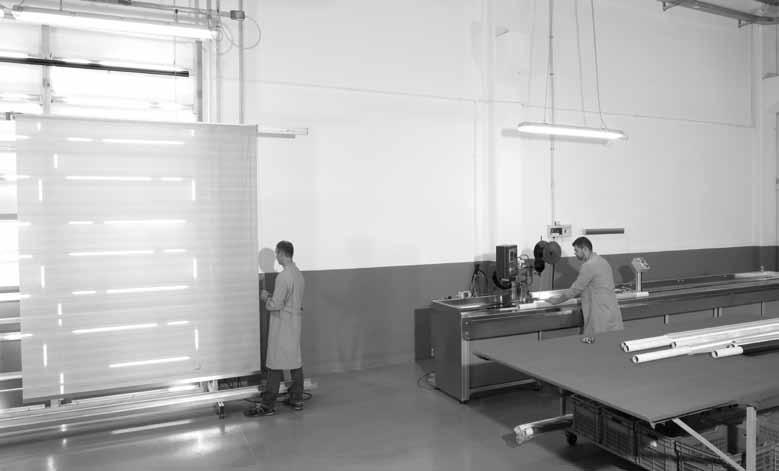 LA PRODUZIONE THE PRODUCTION Magazzini verticali per tubi e profili. Vertical warehouses for tubes and profiles.